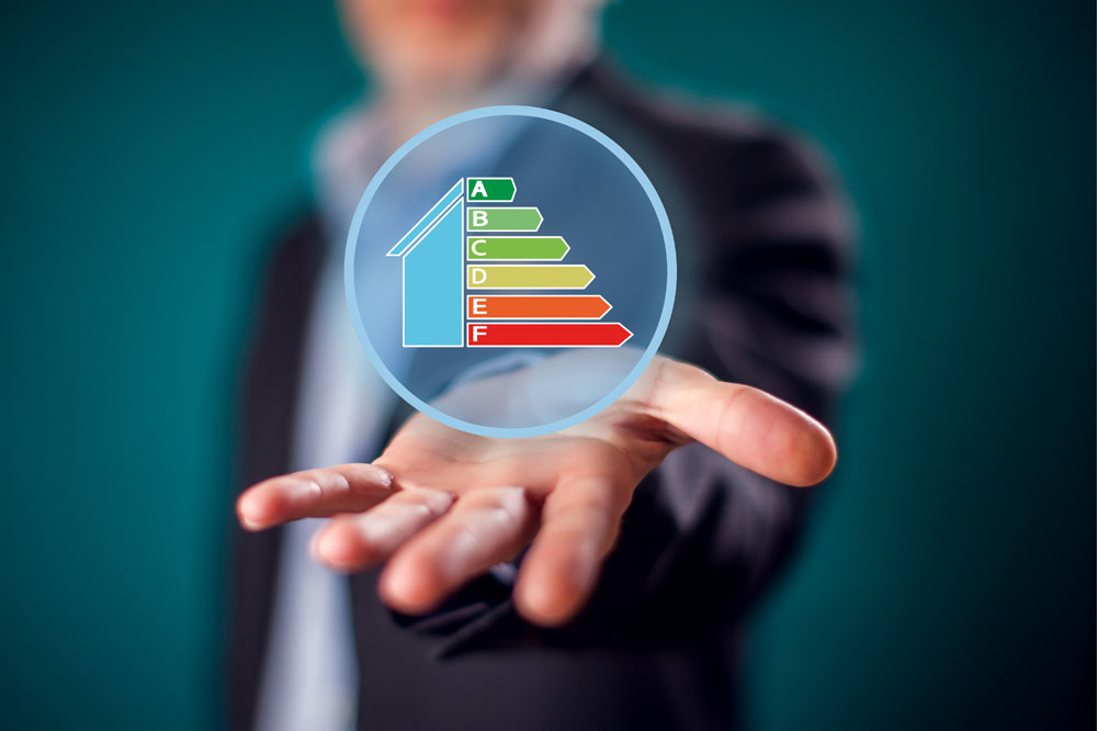 Détection d'amiante sur une toiture par un expert diagnostiqueur à Paris