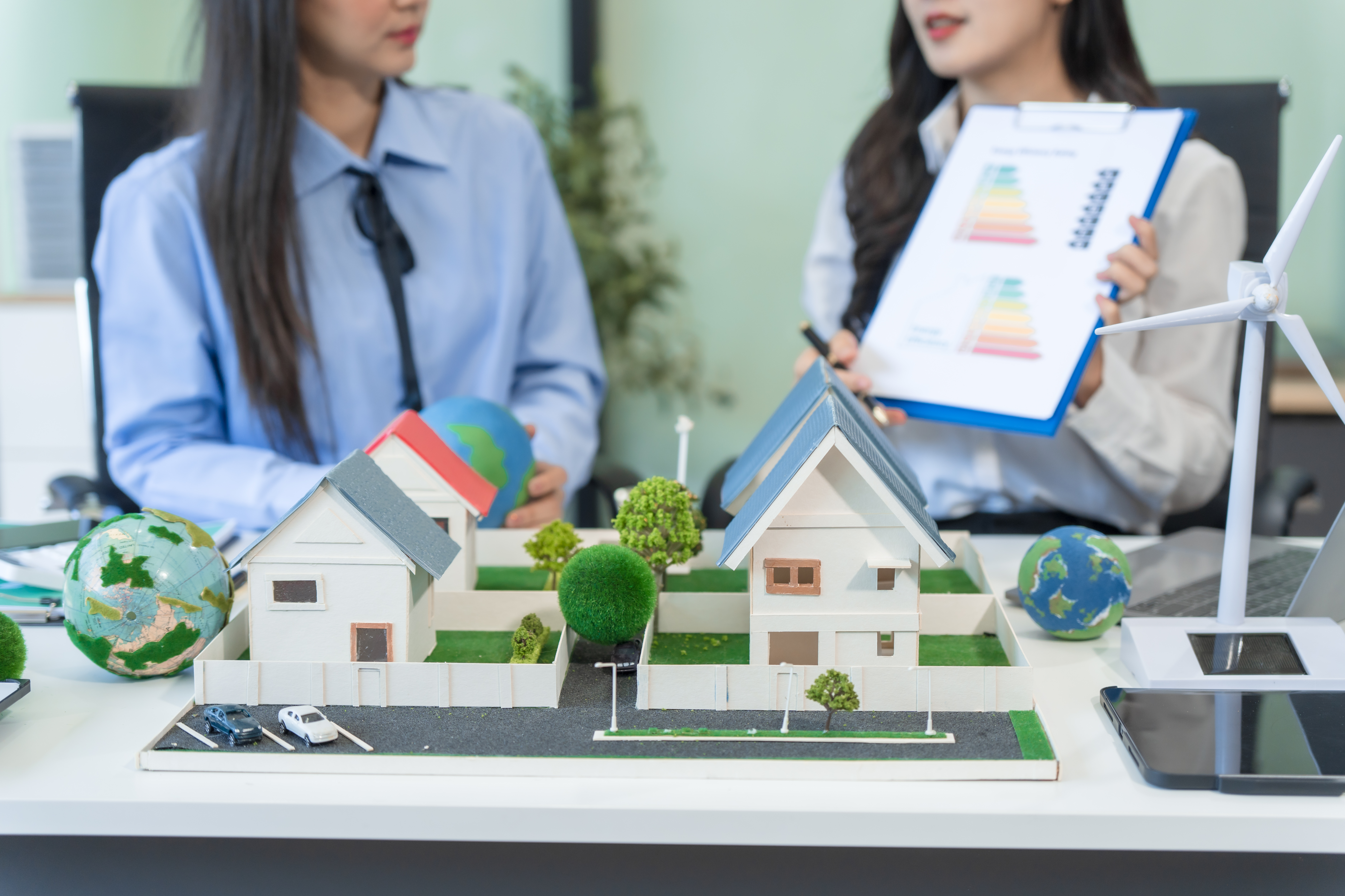 Détection d'amiante sur une toiture par un expert diagnostiqueur à Paris