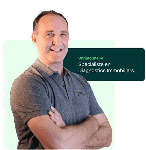 Expert diagnostiqueur immobilier réalisant une inspection détaillée